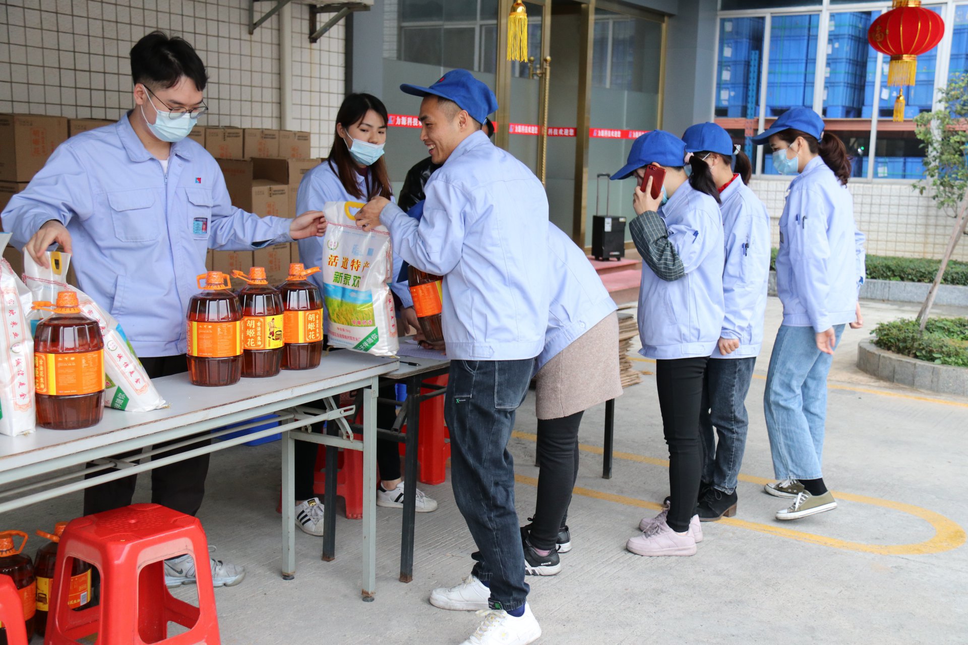 金牛送福，喜迎新春——力源科技向全體員工發(fā)放春節(jié)福利